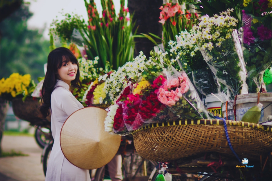 Vietnamese girl with conical hat at Hanoi flower market – Auasia Travel